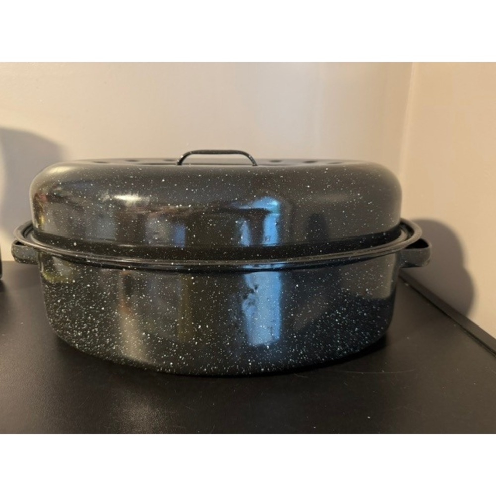 Granite Ware 15-inch oval roaster pan with a lid, speckled‎ black enamel finish.